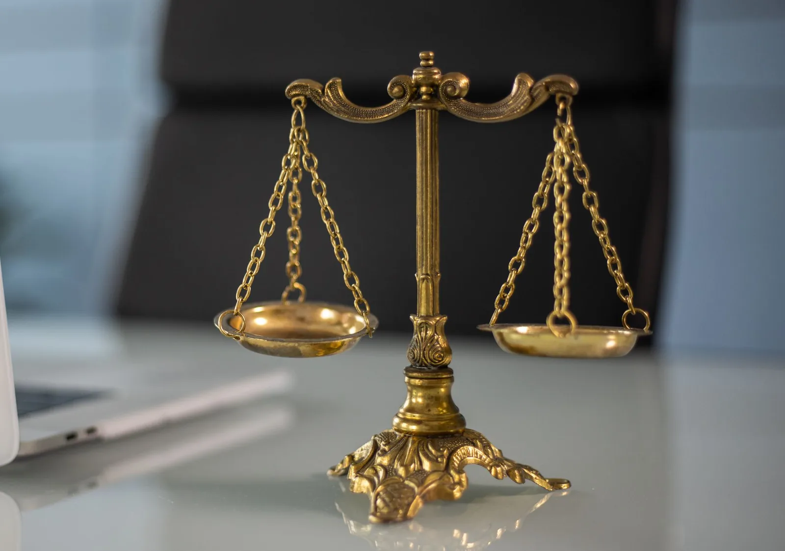 Balanza de la justicia sobre un escritorio